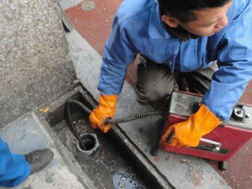 高埗镇疏通下水道